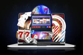 PK55 မိုဘိုင်းအက်ပ် Myanmar ကစားသမား Smartphone ဖြင့် Casino ကစားနေသောပုံ
